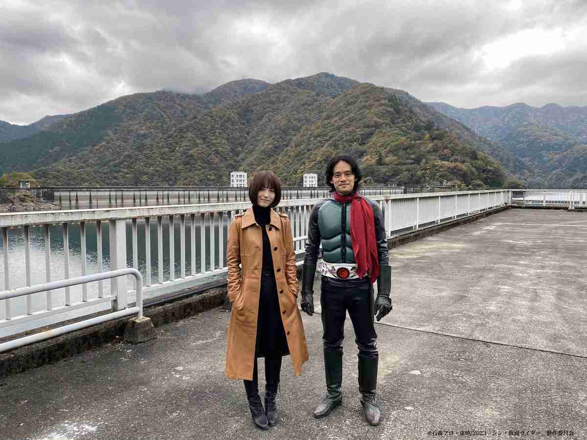 『シン・仮面ライダー』浜辺美波の写真を公開 隣のキャラクターが憶測呼ぶ「令和の蜘蛛男」「スケボー上手そう」