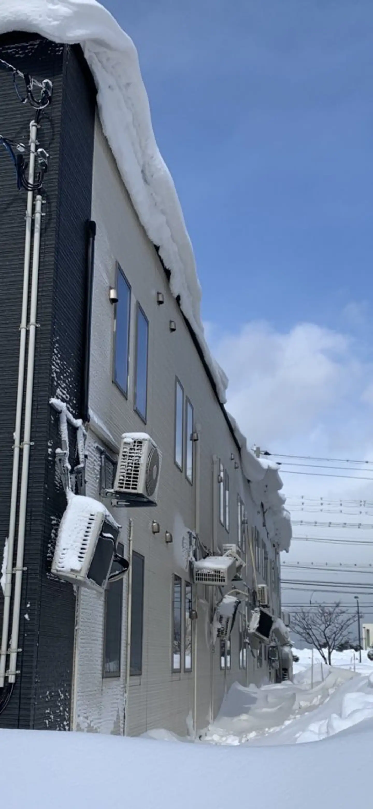 大雪がやんだ後は、頭上に潜む危険に注意　青森では室外機が悲惨すぎる状態に