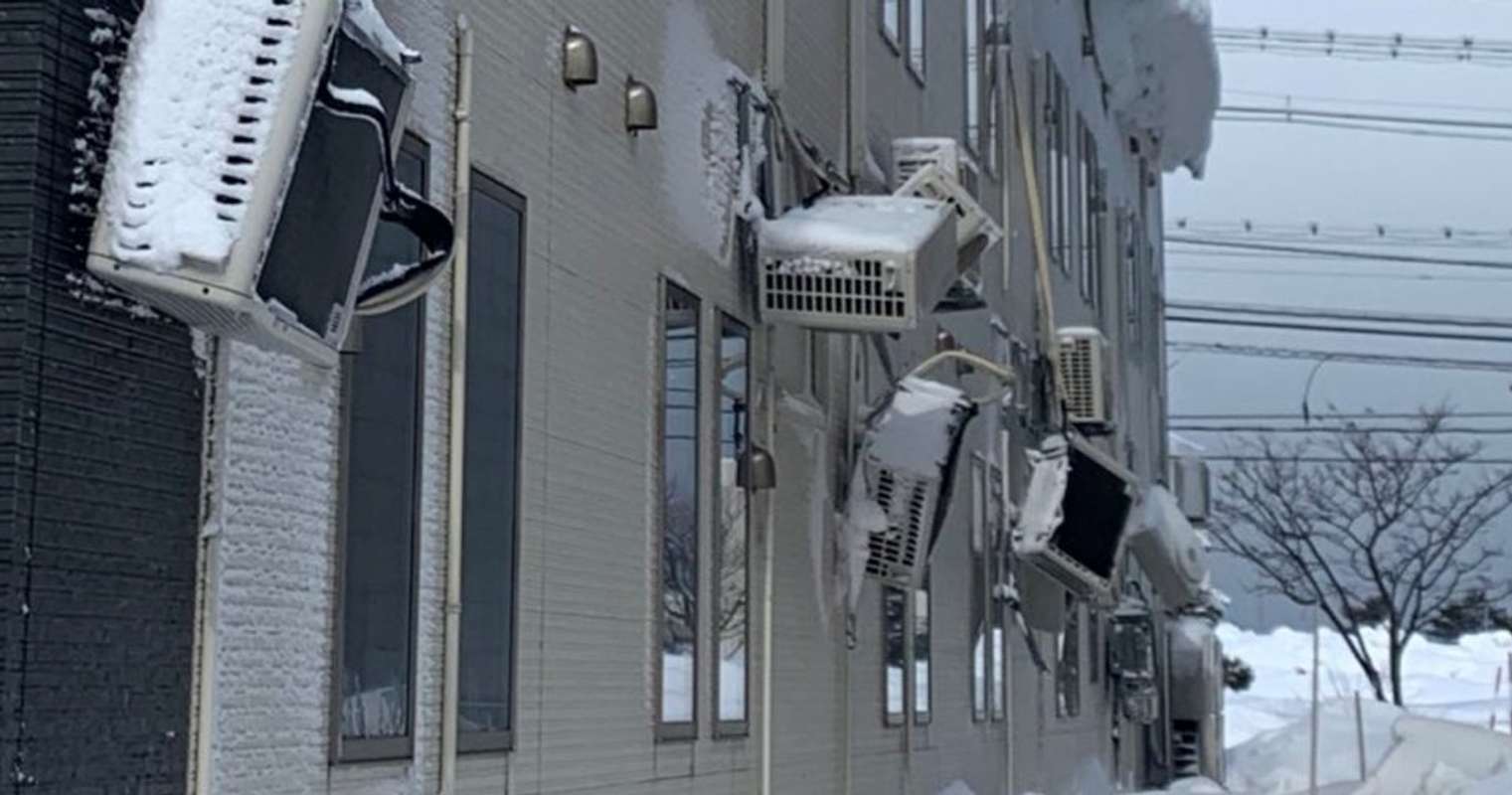 大雪がやんだ後は、頭上に潜む危険に注意　青森では室外機が悲惨すぎる状態に｜Jタウンネット