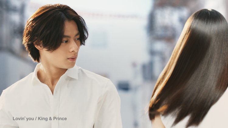 キンプリ平野紫耀、新CMで髪の美しい女性に“恋” 自身もときめき「耳にかけたり、かき上げたりする仕草に…」 | ORICON NEWS