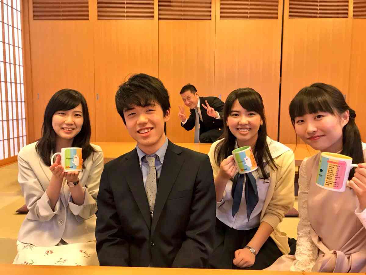 わっ、藤井聡太さんが来た！　小学生らの将棋教室にサプライズ登場