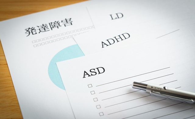 しつけの問題?ワクチンが原因?発達障害にまつわる「デマ」が母親たちを苦しめている