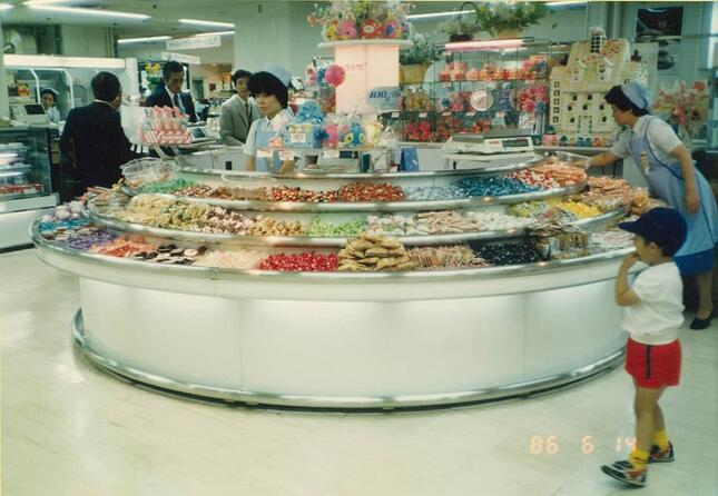 松坂屋静岡店「回るお菓子売り場」引退に惜しむ声 50年続いた目玉設備「精一杯の感謝込め見送る」