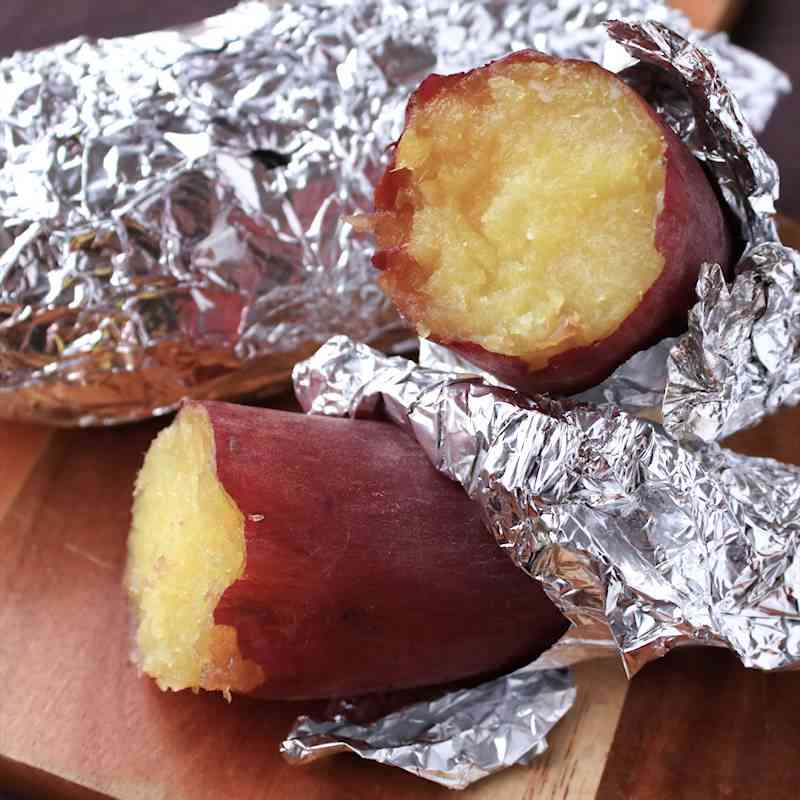 変な服を圧倒的なスタイルで着こなしているモデルの画像をください