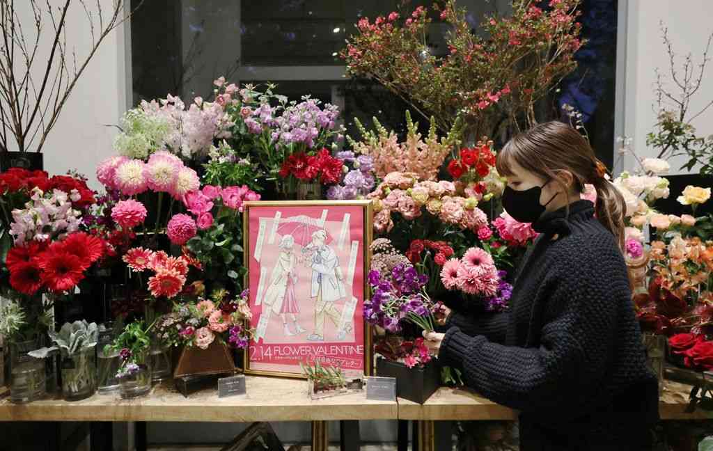 「女性がチョコ」は時代遅れ？　バレンタイン、花贈る男性増加：時事ドットコム