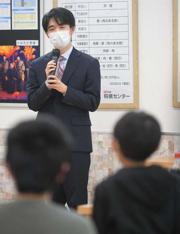 わっ、藤井聡太さんが来た！　小学生らの将棋教室にサプライズ登場