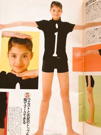 吉川ひなの、ビキニで長女と美しすぎるヨガポーズ「手足の長さ惚れ惚れします」など反響