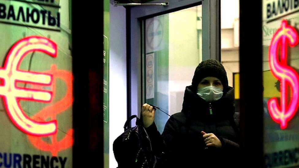 米欧、国際決済体制「SWIFT」からロシアの一部銀行排除へ（BBC News） - Yahoo!ニュース