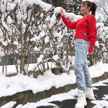 新山千春　長野県“名所”巡りショット公開に「善光寺と雪が霞むほど、美人！」「あー可愛い」― スポニチ Sponichi Annex 芸能