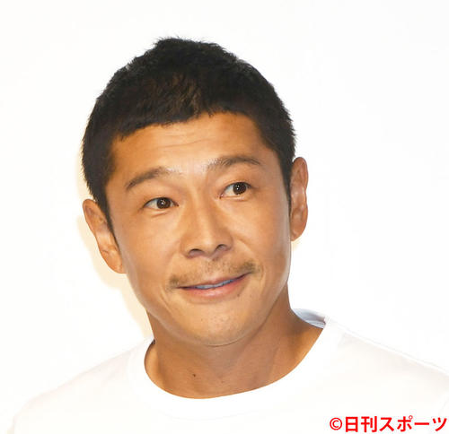前澤友作氏、戦争反対のＴシャツ姿「人が人を傷つけることにシンプルに反対します」 - 芸能 : 日刊スポーツ