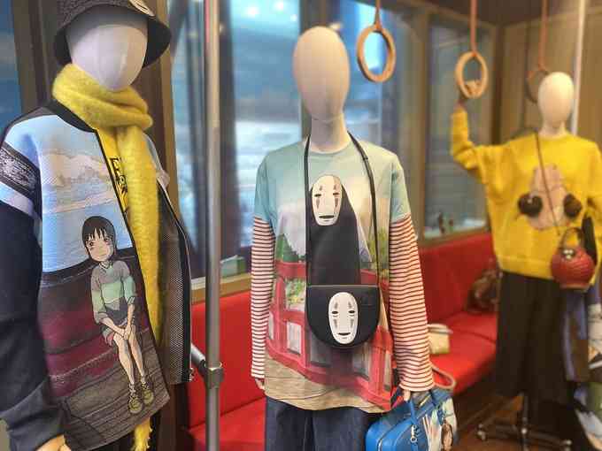 川崎希　夫のアレクに「普段使い」の25万円Tシャツ＆短パン購入　ロエベとジブリのコラボ