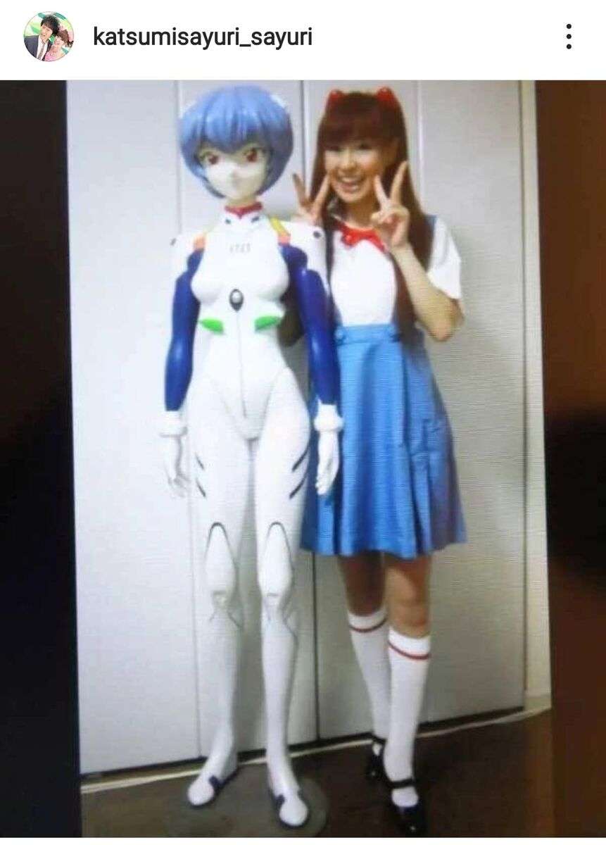 “奇跡の52歳”さゆり、綾波レイとの8頭身ツーショットにファン驚愕「体形がアニメと同じ」「足長い」