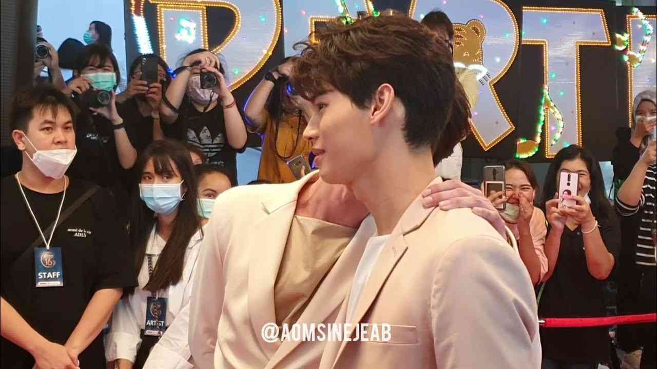 ไบร์ท & วิน จากเรื่องเพราะเราคู่กัน เดินเข้างานคมชัดลึก 03/03/2020 - YouTube