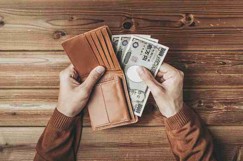 「月のお小遣い額が10万円以上」の人が使っている財布はいくら? | マイナビニュース