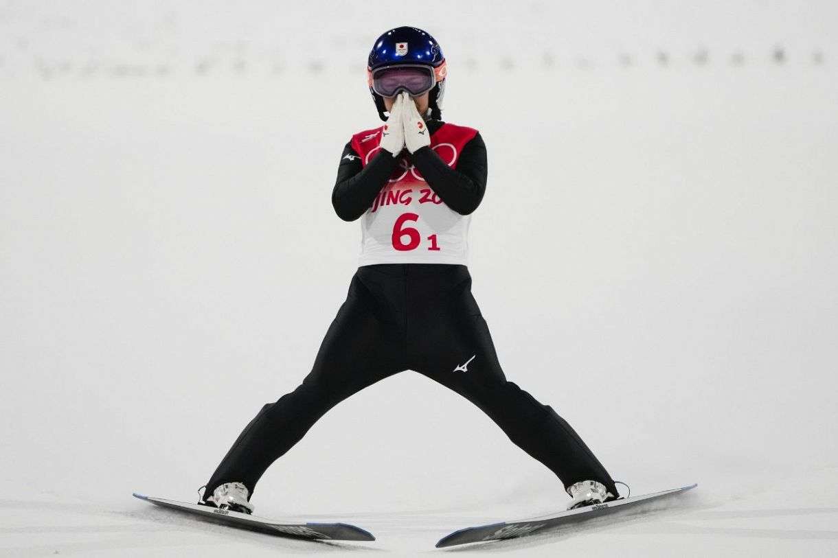 高梨沙羅 2回目ジャンプで98.5m飛び泣き崩れる…1回目はスーツ規定違反で失格【北京五輪・ジャンプ混合団体】：中日スポーツ・東京中日スポーツ 