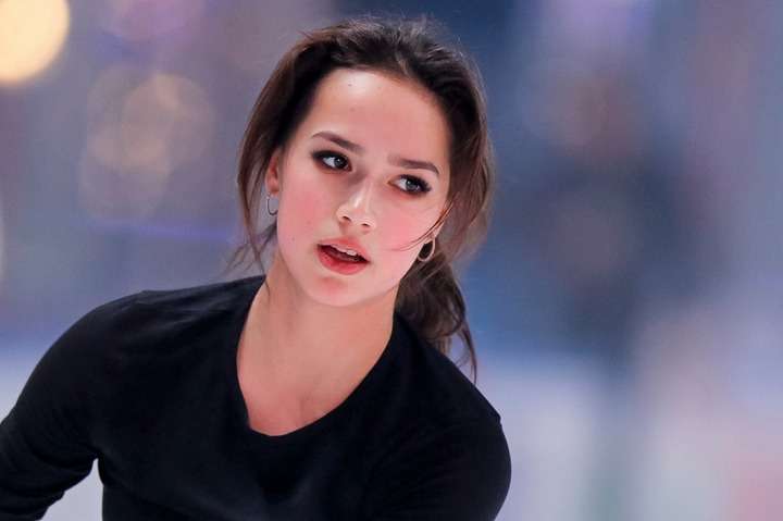 ザギトワがアイスホッケー決勝会場で大粒の涙。「理由は彼氏？」と悪ノリの記者に本人は「くだらない！」と激怒【北京五輪】 | THE DIGEST