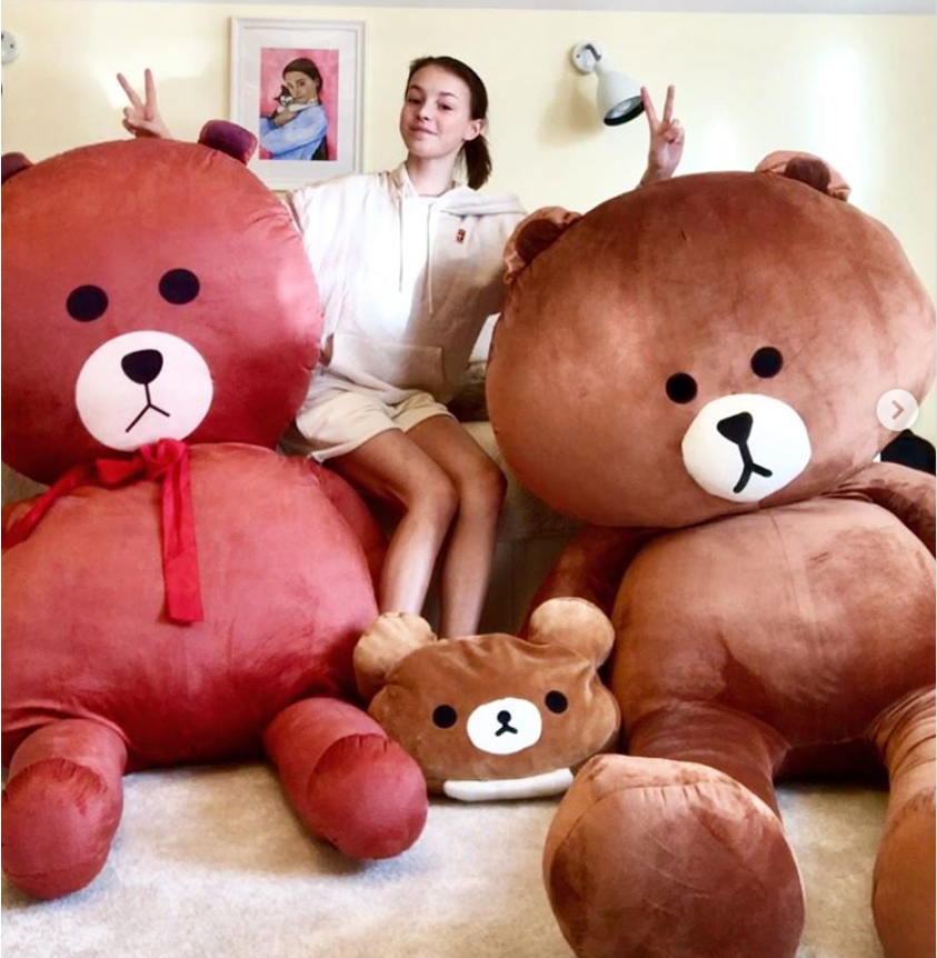 ロシア16歳フィギュア美少女、「まるでバービー人形」オフショット反響「なんて可愛さだ」