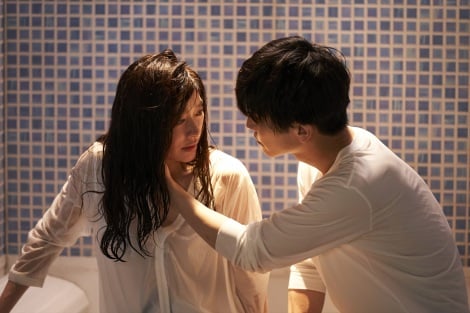 篠原涼子×岩田剛典『金魚妻』一線を越えていく2人の場面写真