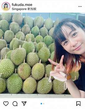 福田萌　夫・中田敦彦から家で禁止されている果物「屋台で食べる！」　笑顔のピース写真に「す、すごい」