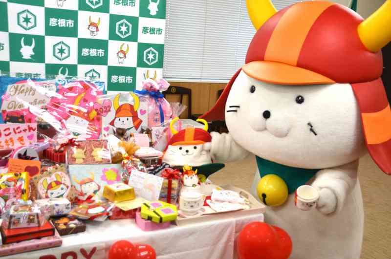 ひこにゃん、バレンタインプレゼントに大喜び　全国から197個（毎日新聞） - Yahoo!ニュース