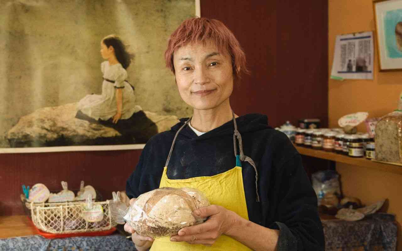 「別居中の夫に新居を突き止められ、宅配業者を装って上がりこまれたことも」大食い女王の魔女菅原（58）が語る、モラハラ夫との“壮絶すぎた離婚” | 文春オンライン