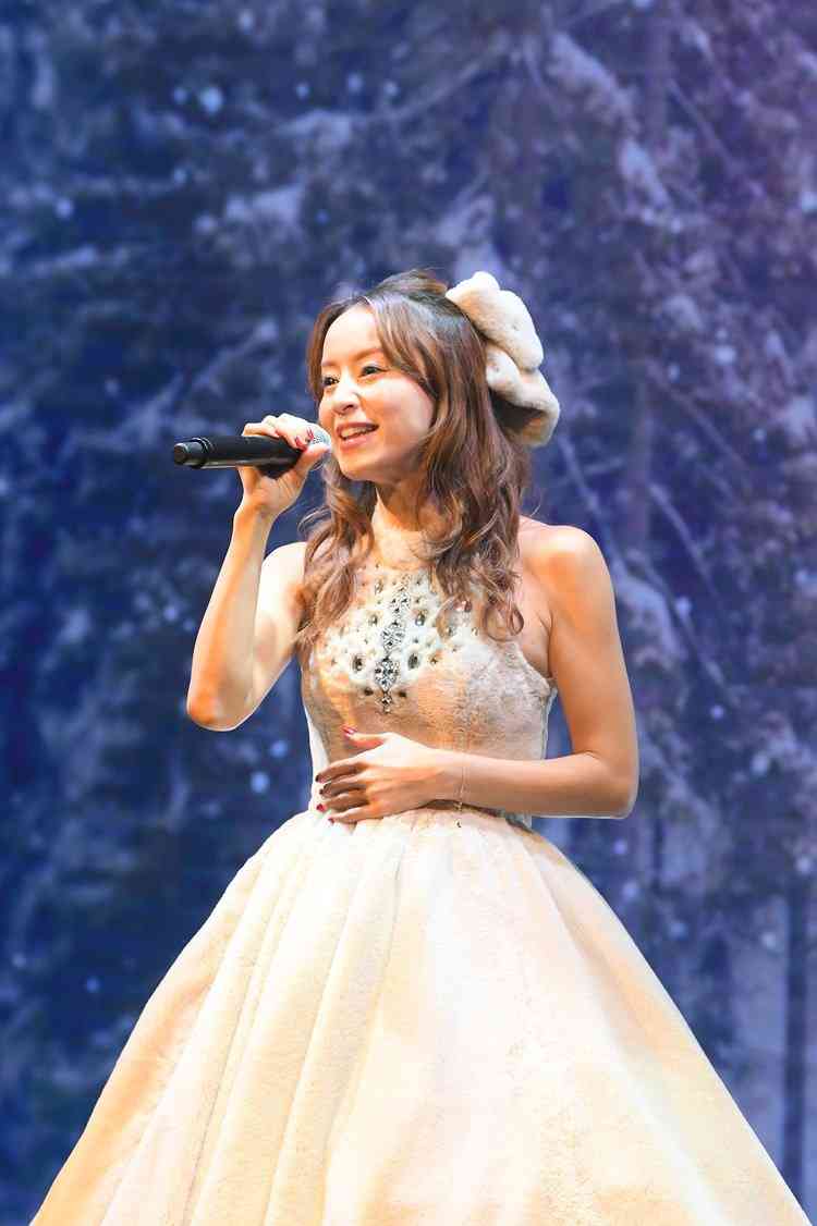 鈴木亜美、40歳のバースデーライブで名曲次々熱唱　約11年ぶりのワンマン、感極まり涙する場面も | ORICON NEWS