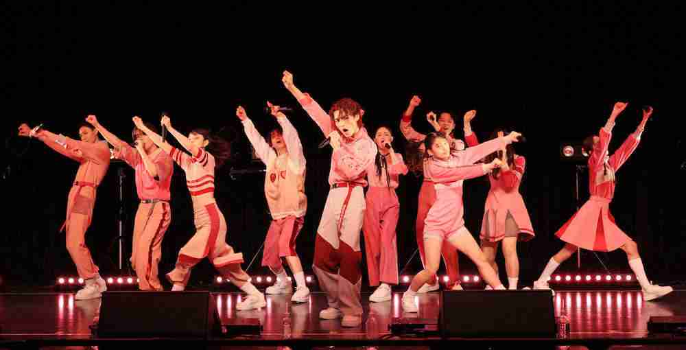 スターダスト×エイベックス10人組ユニット「ラブワン」お披露目！「世界の頂点」へ第一歩