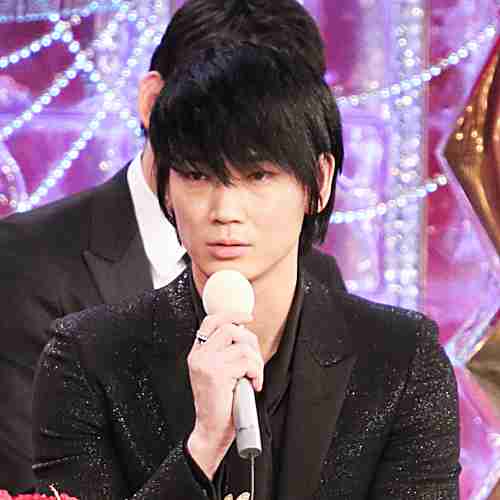 綾野剛“芸能界追放”ピンチで…あの俳優に期待の声があがる理由