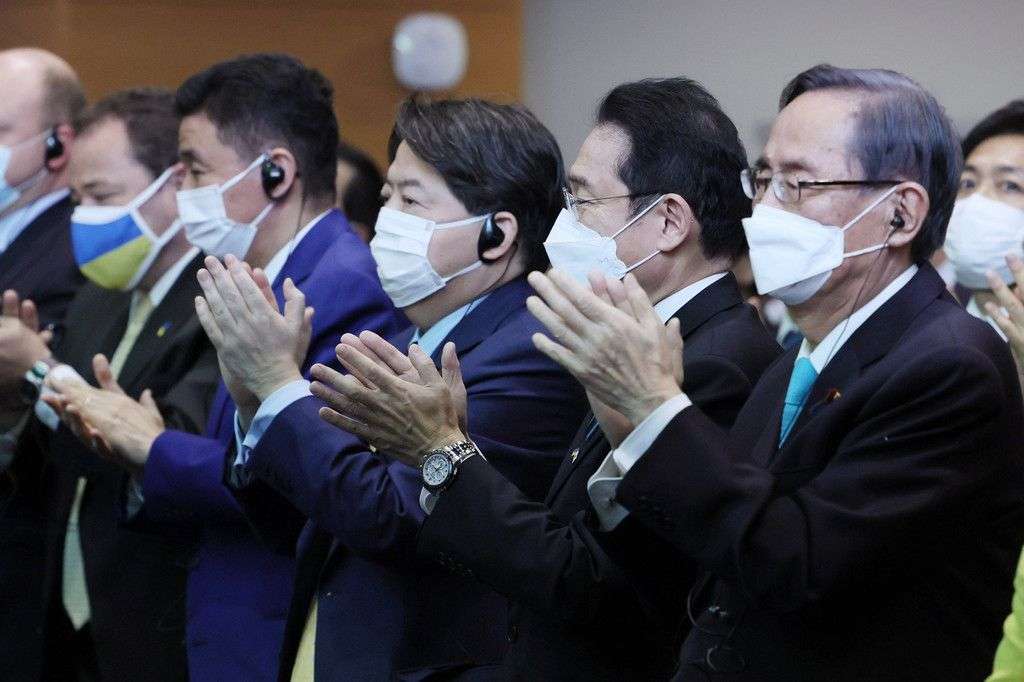 議員総立ち、鳴り響く拍手　「ウクライナと心一つ」―ゼレンスキー大統領演説：時事ドットコム
