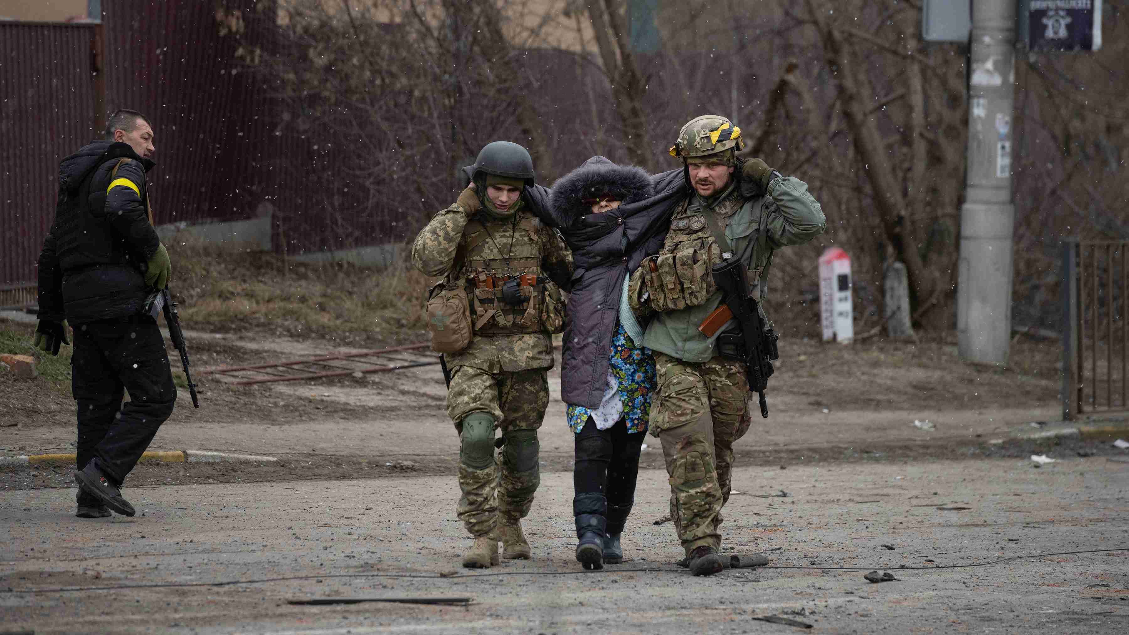 母親と子供2人、ロシアの砲弾に殺される─NYタイムズ記者の目前で惨殺されたウクライナ人一家 | 民間人の退避ルートだった橋に直撃 | クーリエ・ジャポン