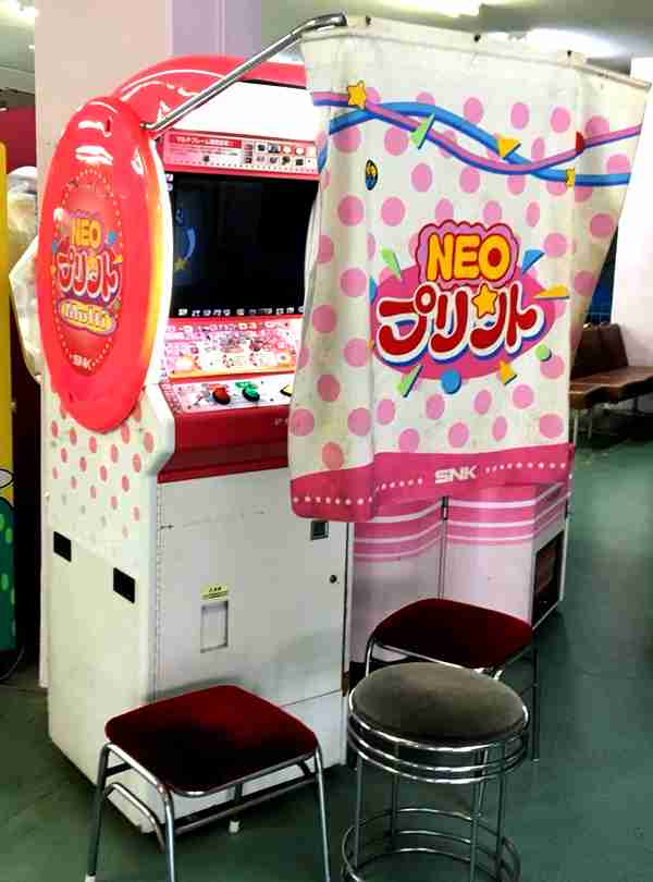 みんなスマホを持っているのに…10代女子がわざわざプリ機で集合写真を撮る納得の理由