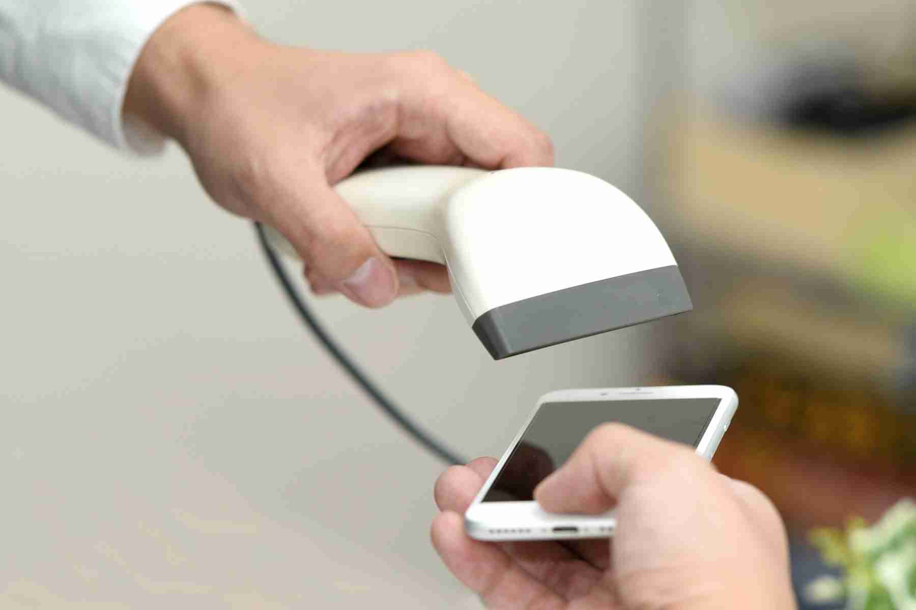 コンビニ店員に「無言でスマホを見せればいい」と思っている客の大きな勘違い