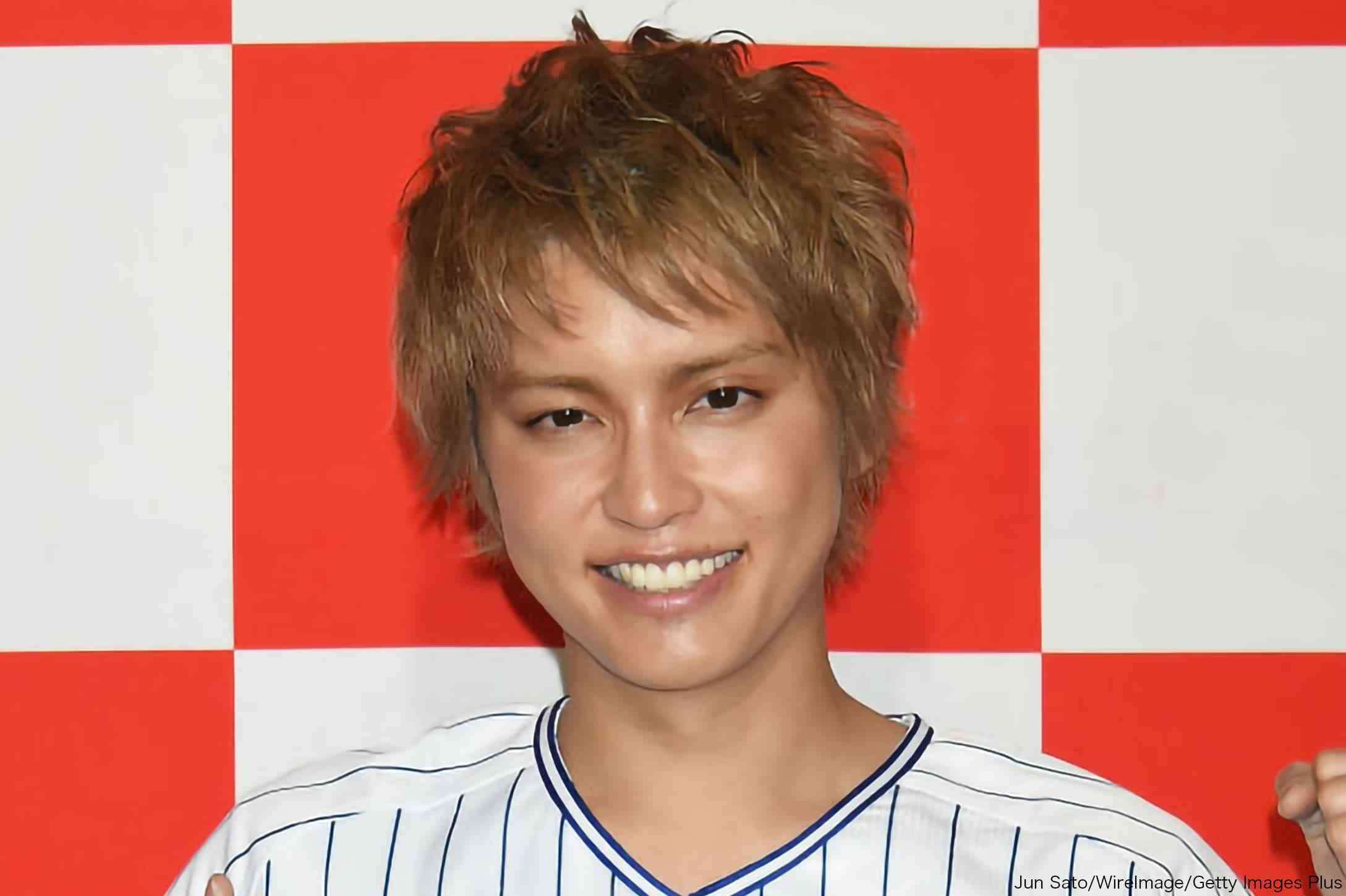 手越祐也、福岡で卒業式にサプライズ登場　ウクライナからの留学生とも会話