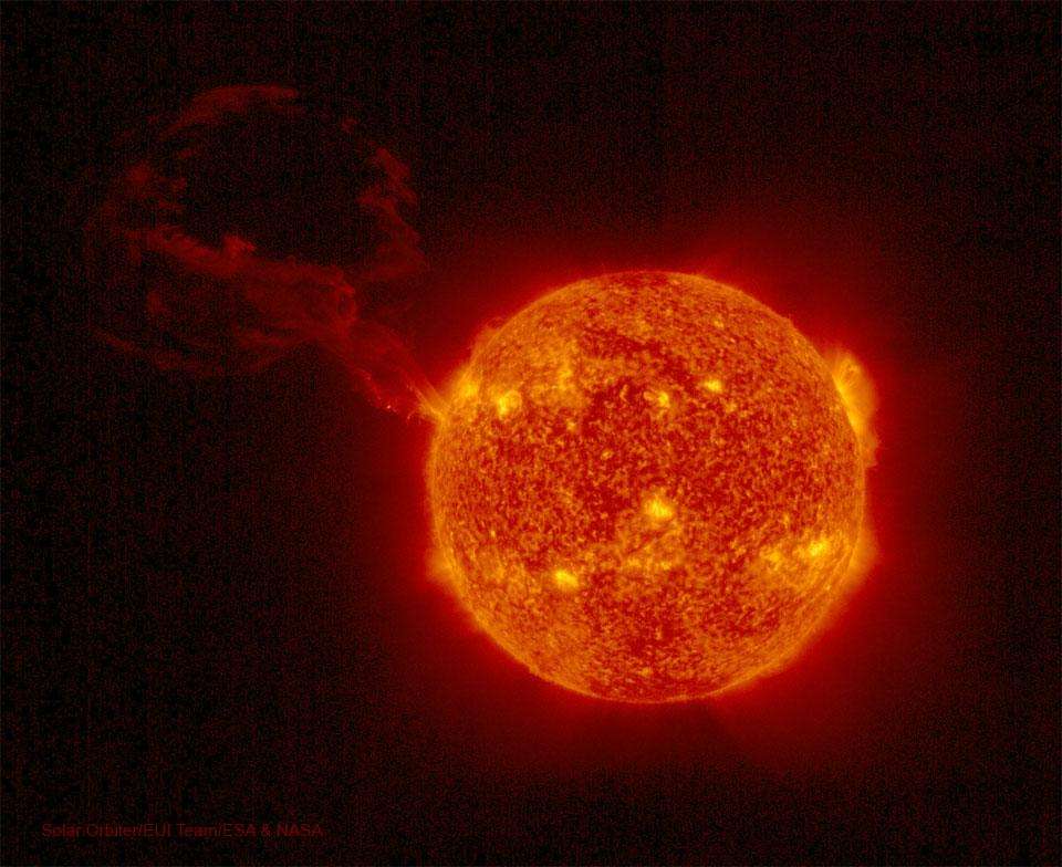 太陽から飛び出した超巨大な紅いループ。ソーラー・オービターが捉えた記録的プロミネンス（sorae 宇宙へのポータルサイト） - Yahoo!ニュース