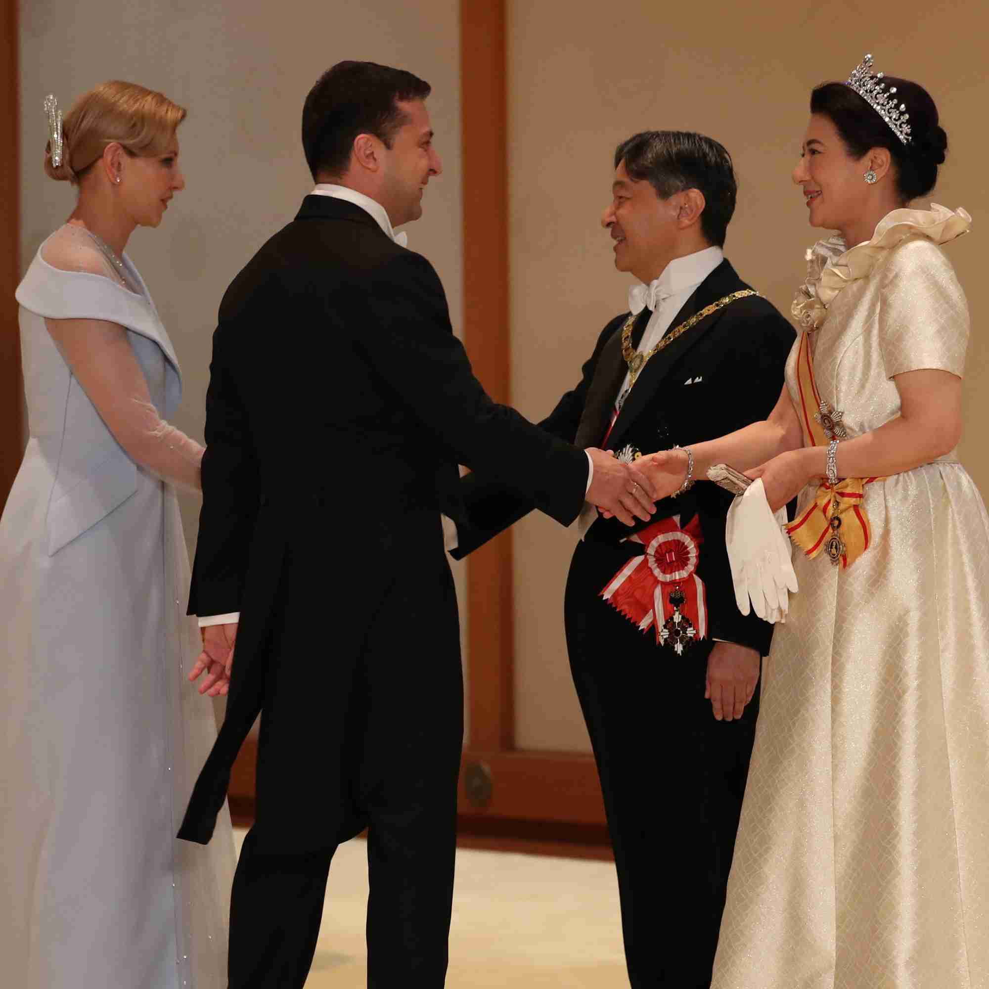 親日家・ゼレンスキー大統領夫妻と両陛下の“即位の礼”交流写真（女性自身） - Yahoo!ニュース