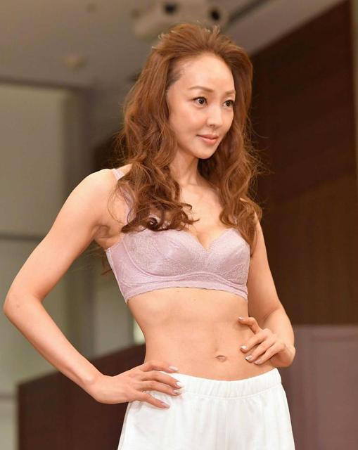 神田うの　ナイトブラにデニム姿披露「うのちゃんのくびれがほしい」「本当美しい」の声