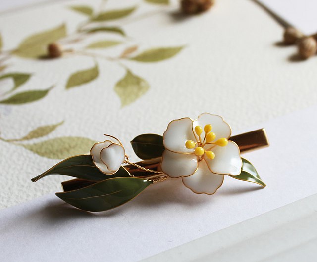 植物モチーフのアクセサリー