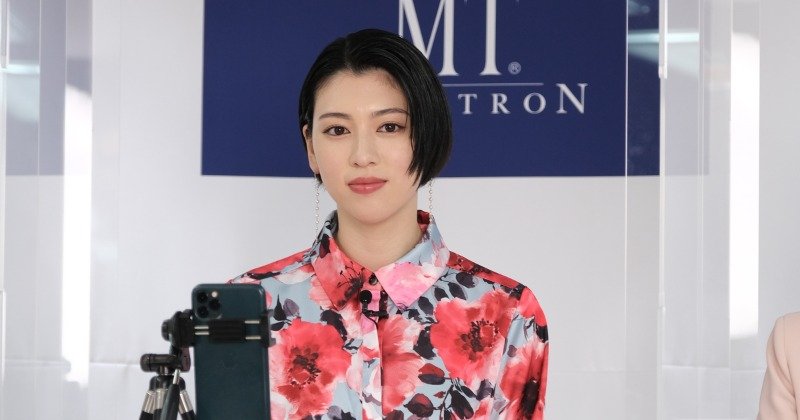 “毛穴がない!”三吉彩花、美肌をまじまじと見つめられ照れ 美肌維持する秘訣を紹介