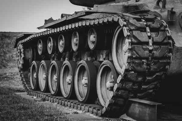 「露軍人が戦車で上司（大佐）を轢く…戦友の死傷多数に怒り」ウクラ著名記者｜ニフティニュース