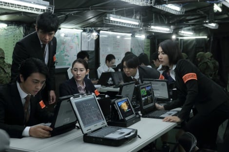 『シン・ウルトラマン』場面写真解禁 長澤まさみ&西島秀俊ら登場人物の名前・専門分野も明らかに