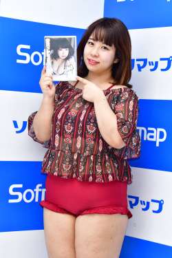 餅田コシヒカリ“黒髪のセクシー美女”に変身 メイク担当・ざわちん「もともと素材がいい」