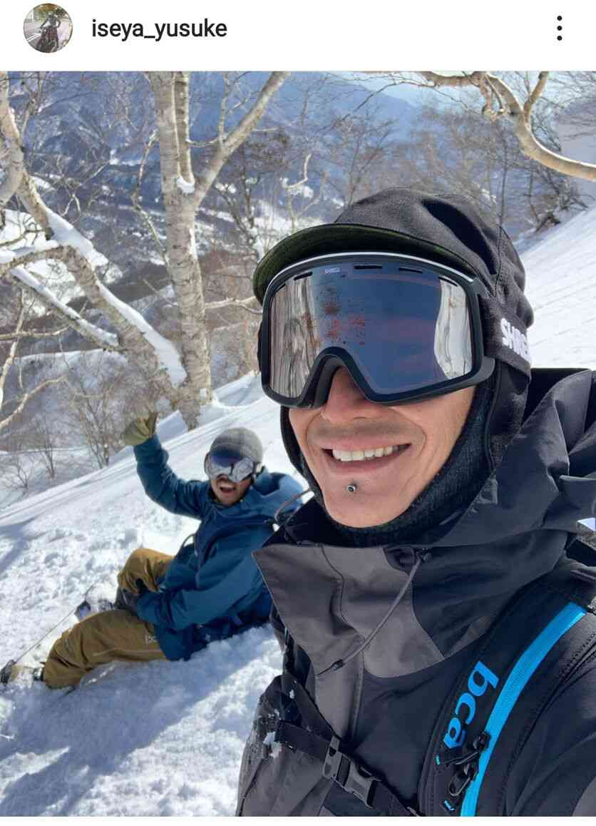 伊勢谷友介、顎ピアスを装着した最新ショットを公開「かっこいいです」「なんてさわやかな笑顔」