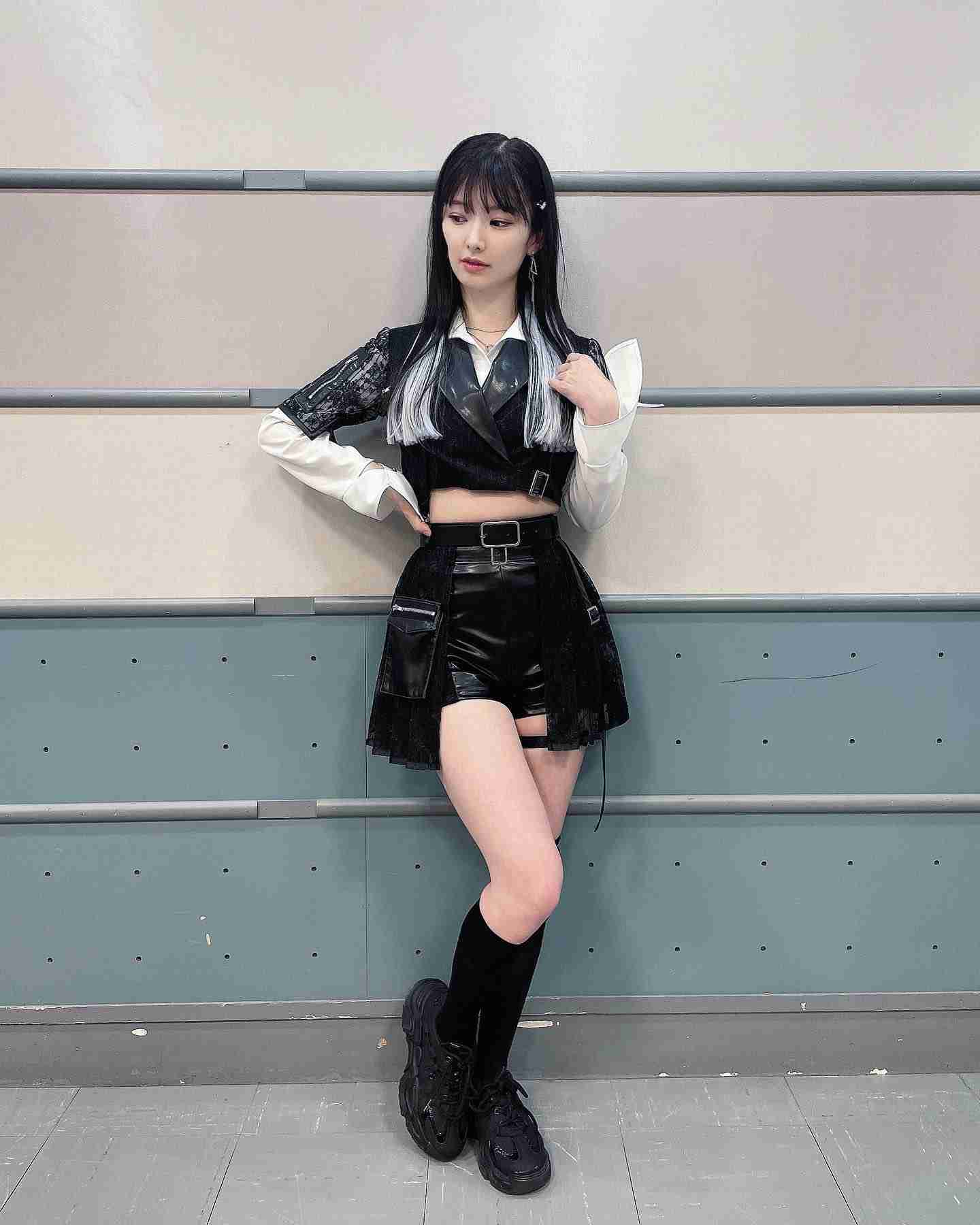 柏木由紀、「腹チラ」新衣装披露 「かっこかわいい」「大人っぽくてオシャレ」と好評