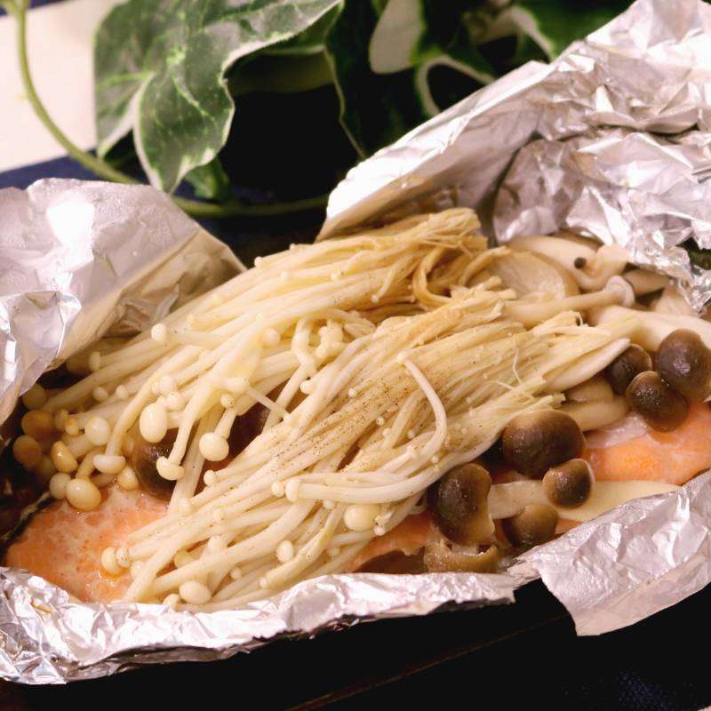 きのこたーっぷり鮭のホイル焼き 作り方・レシピ | クラシル