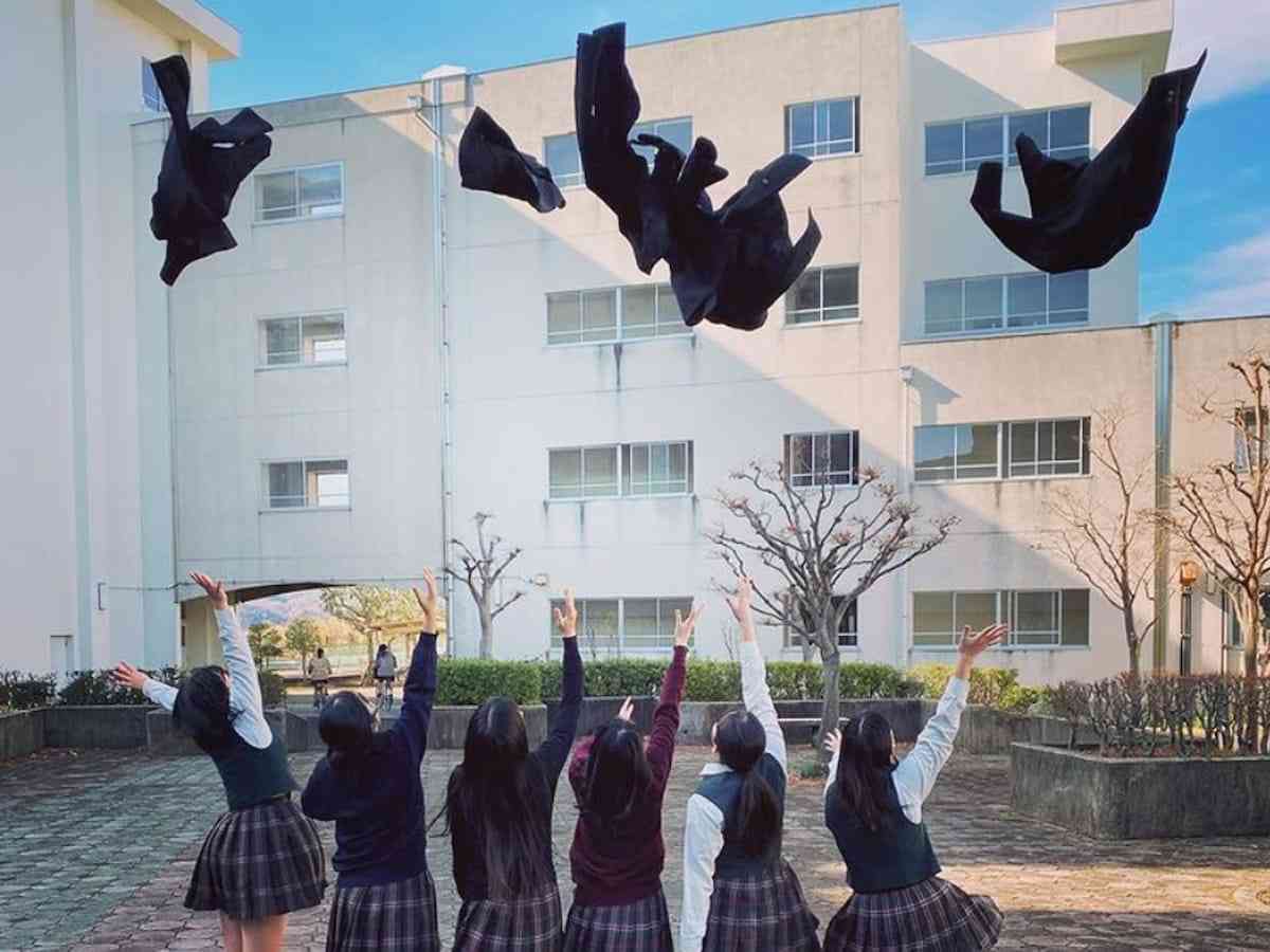 「第二ボタンはLINEで予約」「親へ花束サプライズ動画」…変わりゆく卒業式のイマドキ事情を調査