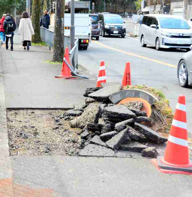 車が大破、5人搬送うち幼児1人が死亡　街路樹に衝突か　大阪・吹田