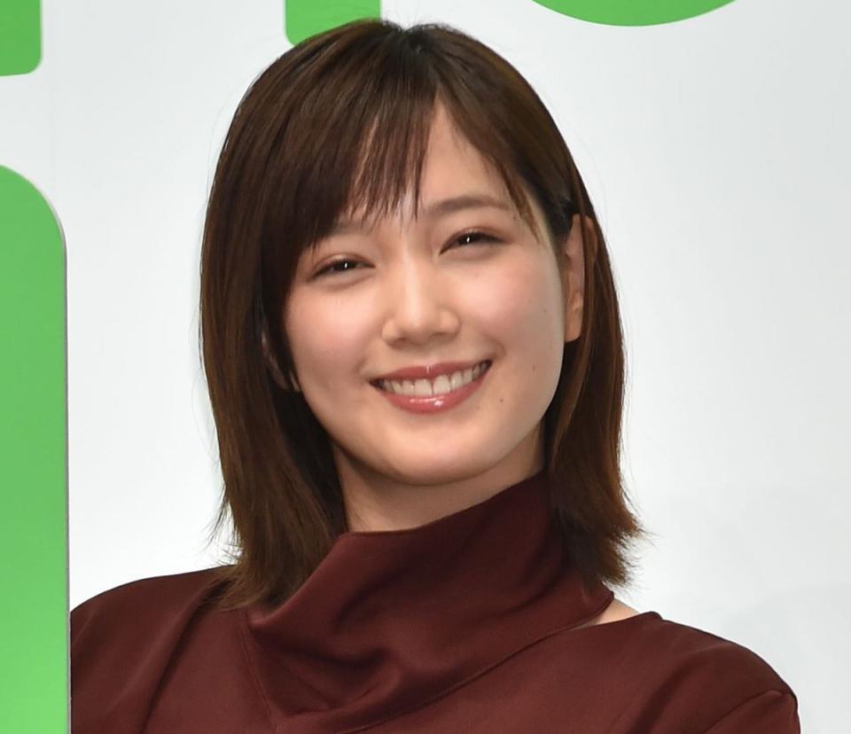 本田翼　木製家具が並ぶオシャレ部屋　くびれチラ見せコーデ「部屋めちゃ素敵」「最強」