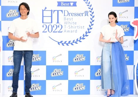 吉田栄作、結婚後初の公の場 “白T”ドレッサー受賞に笑顔「妻の手料理で祝杯を」