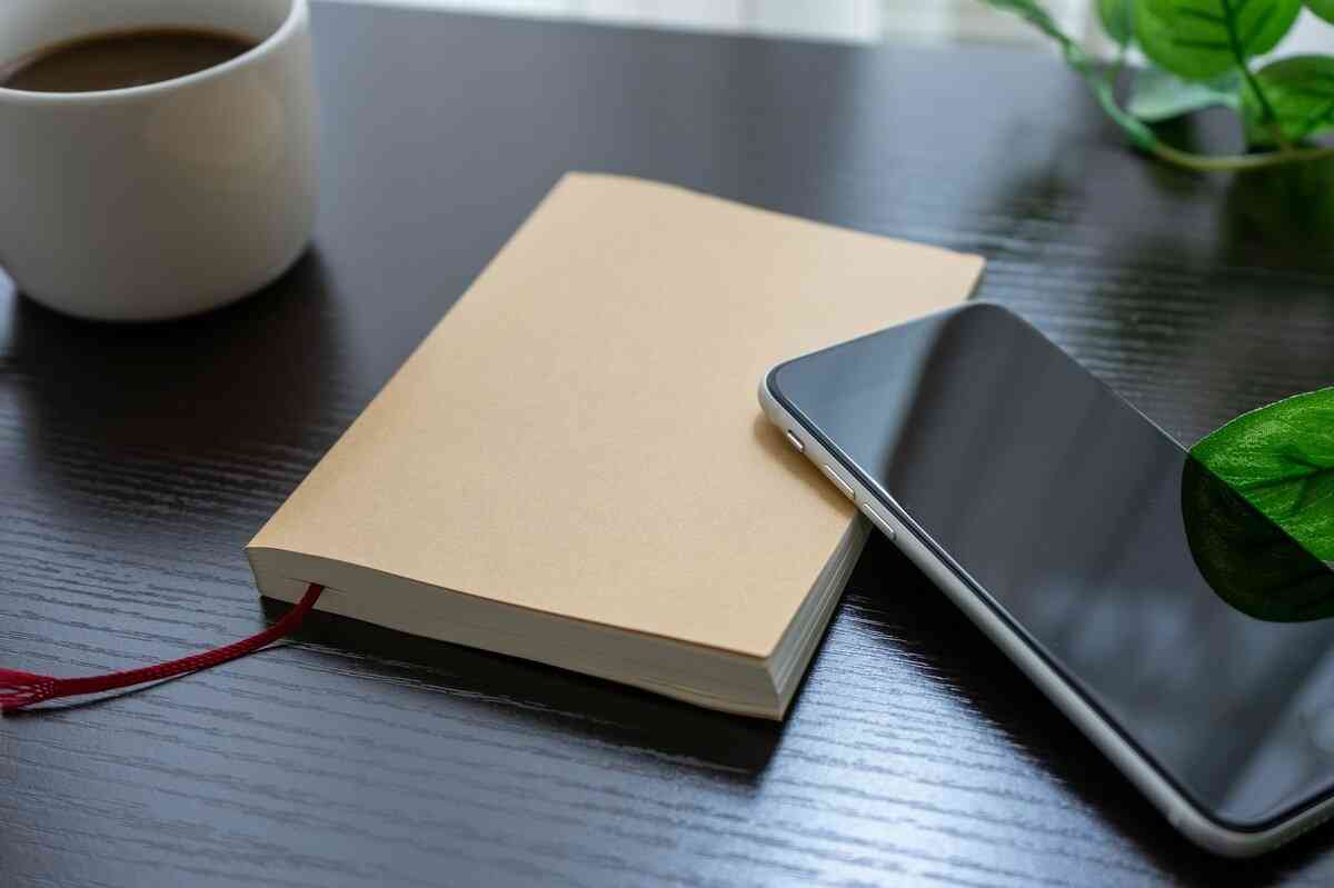 本は“スマホ”で読むよりも“紙”の方が「読解力」が高まる!? 調査した研究者に理由を聞いた
