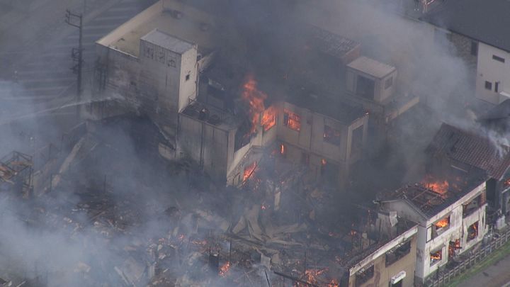 複数の建物に燃え広がる…JRの線路沿いで火事「建物から火が」と通報相次ぐ ケガ人や逃げ遅れの有無不明 | 東海テレビNEWS